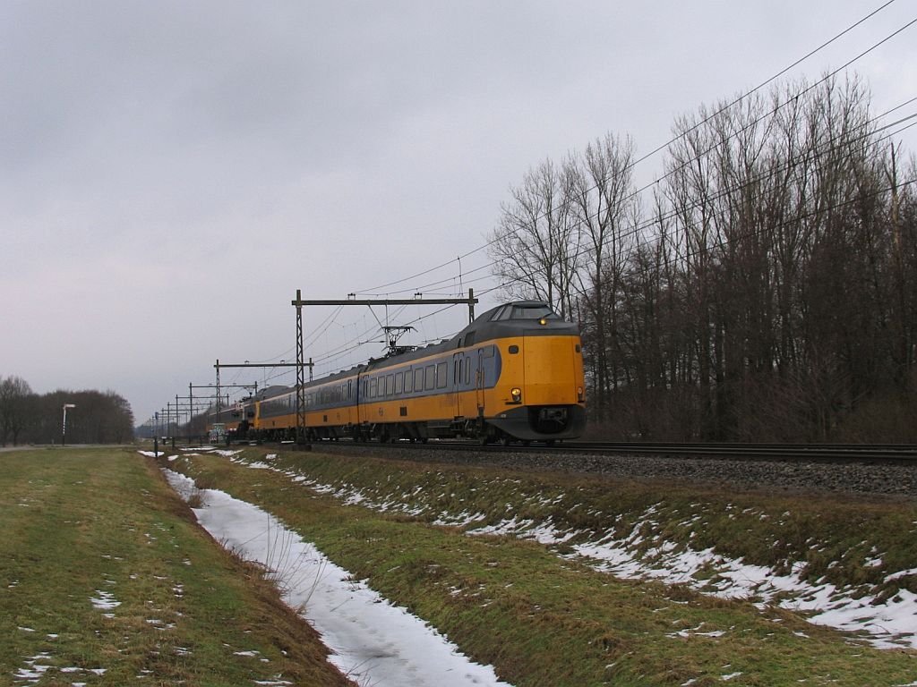 Koplopers 4026 und 4025 mit IC 534 Groningen CS-Den Haag CS bei Tynaarlo am 19-2-2010.