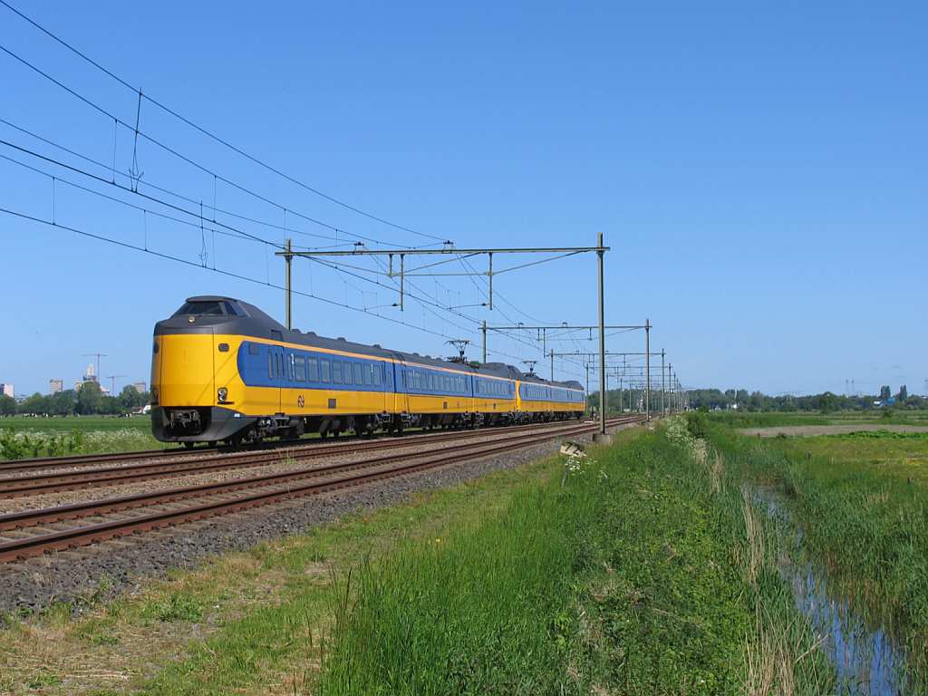 Koplopers 4030 und ein weitere Koploper mit IC 538 Groningen-Den Haag bei Haren am 4-6-2010. 