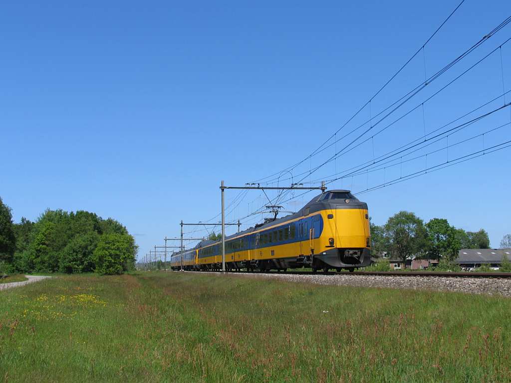 Koplopers 4031 und 4091 mit IC 752 Groningen-Schiphol bei Tynaarlo am 4-6-2010. 