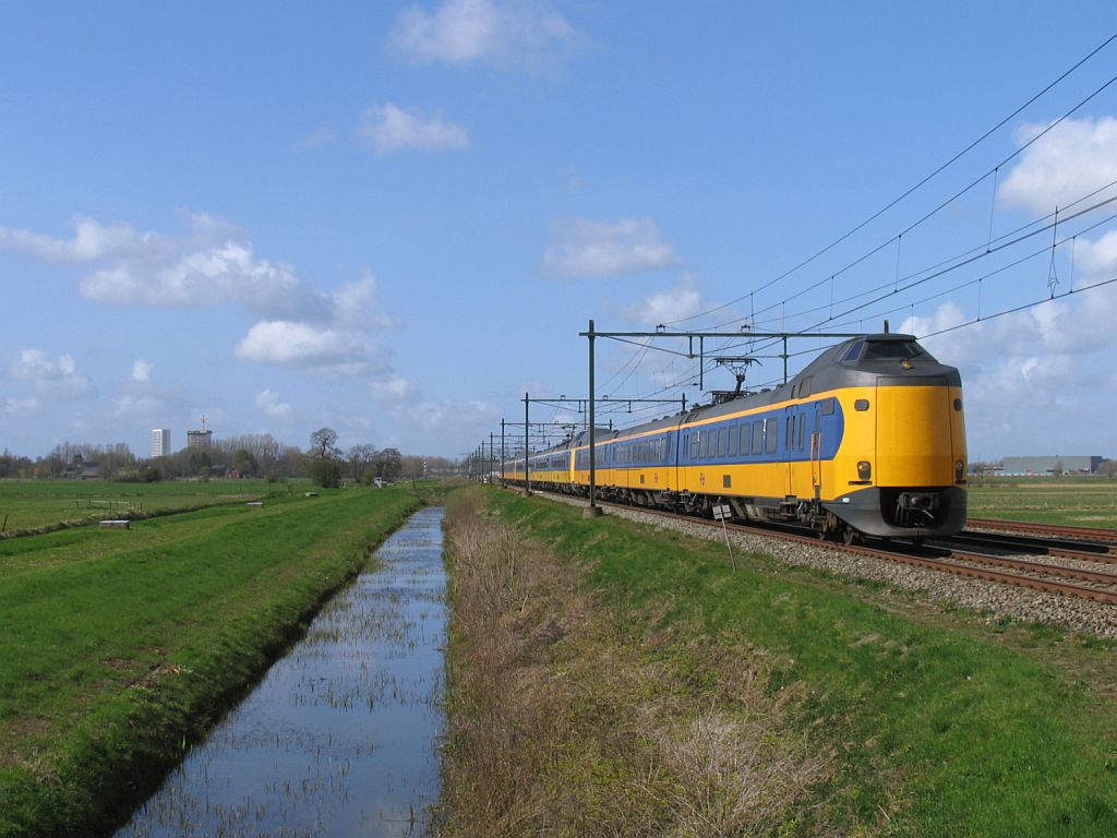 Koplopers 4031, 4213 und 4095 mit IC 760 Groningen-Schiphol bei Haren am 16-4-2010.