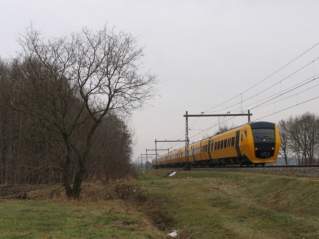 Koplopers 4037 und 4085 mit Regionalzug 9129 Groningen CS-Zwolle bei Haren am 19-2-2010.