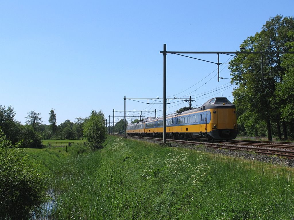 Koplopers 4040 und 4064 mit IC 529 Den Haag CS-Groningen bei Haren am 4-6-2010.
