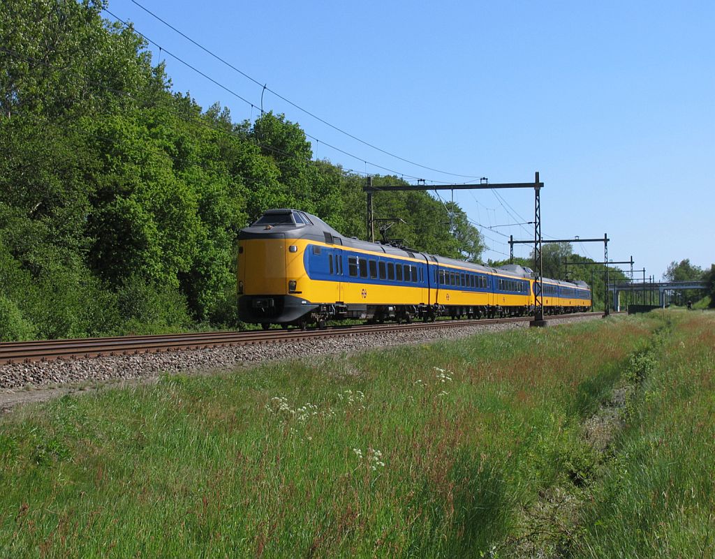 Koplopers 4041 und 4017 mit IC 549 Den Haag CS-Groningen bei Tynaarlo am 4-6-2010.