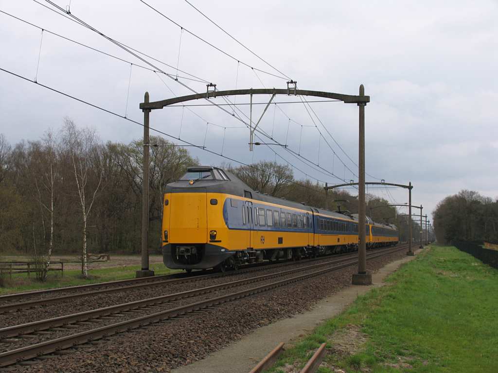 Koplopers 4051 und 4070 mit IC 1948 Venlo-Den Haag CS bei Vlierden am 9-4-2012.