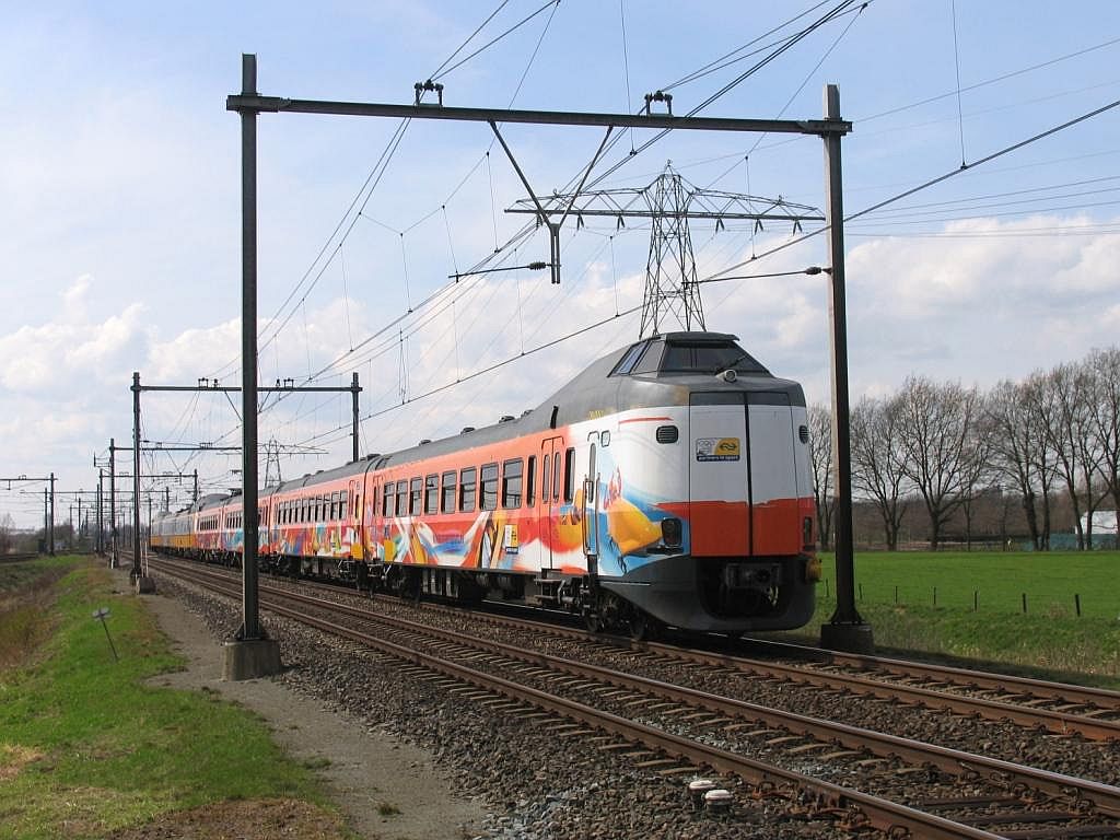 Koplopers 4051 +4241 mit IC 546 Groningen-Den Haag CS bei Herfte am 2-4-2010.