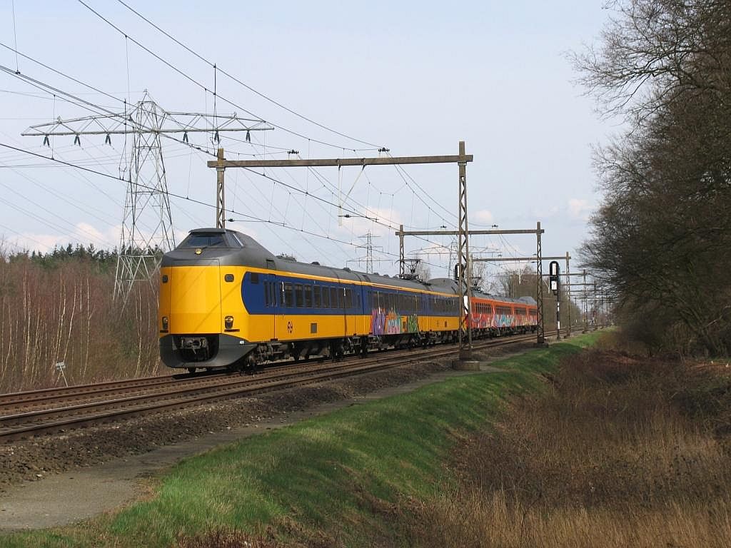 Koplopers 4051 +4241 mit IC 546 Groningen-Den Haag CS bei Herfte am 2-4-2010.