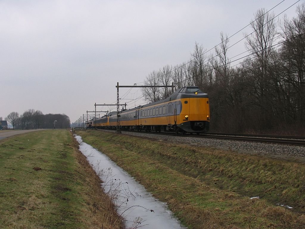 Koplopers 4061, 4023 und 4201 mit IC 756 Groningen CS-Schiphol bei Haren am 19-2-2010.