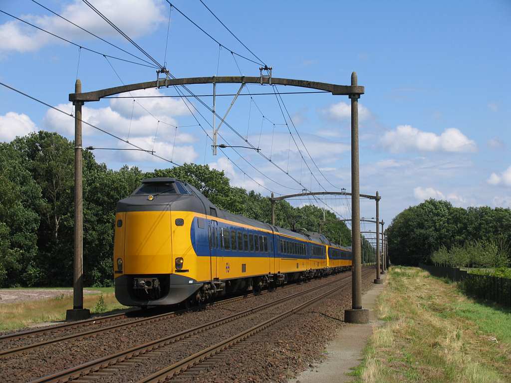 Koplopers 4061 und 4230 mit IC 1954 Venlo-Den Haag CS bei Vlierden am 19-7-2012.