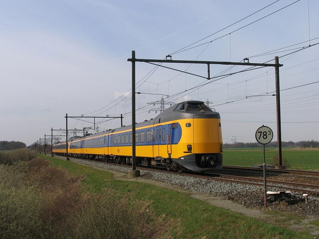 Koplopers 4062 und 4013 mit IC 735 Schiphol-Groningen bei Herfte am 2-4-2010.