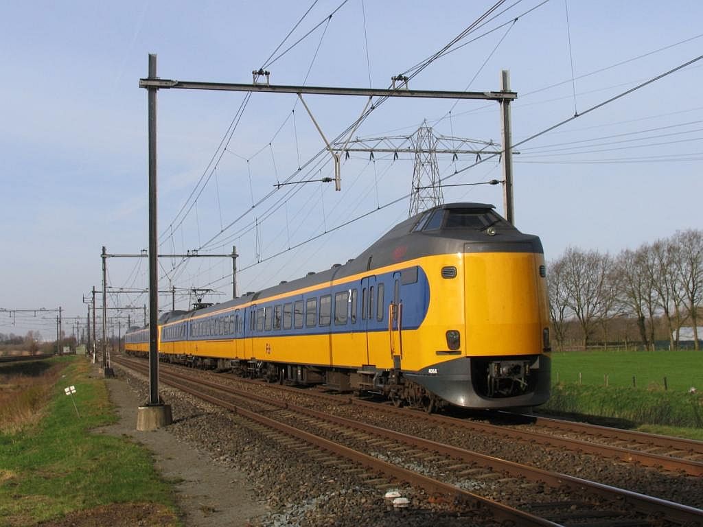 Koplopers 4063 und 4064  mit IC 10530 Leeuwarden-Zwolle bei Herfte am 2-4-2010.