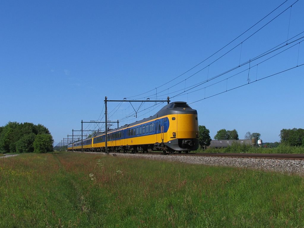 Koplopers 4063, 4244 und ein weitere Koploper mit IC 760 Groningen-Schiphol bei Tynaarlo am 4-6-2010.