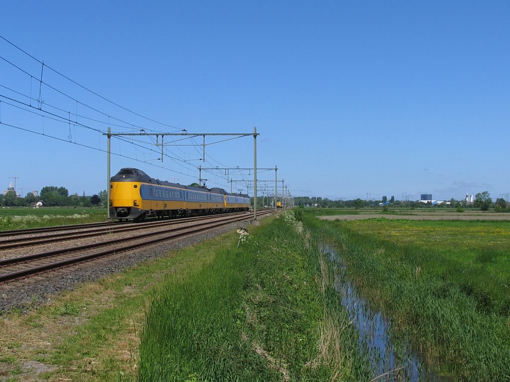 Koplopers 4064 und 4040 mit IC 542 Groningen-Den Haag bei Haren am 4-6-2010.
