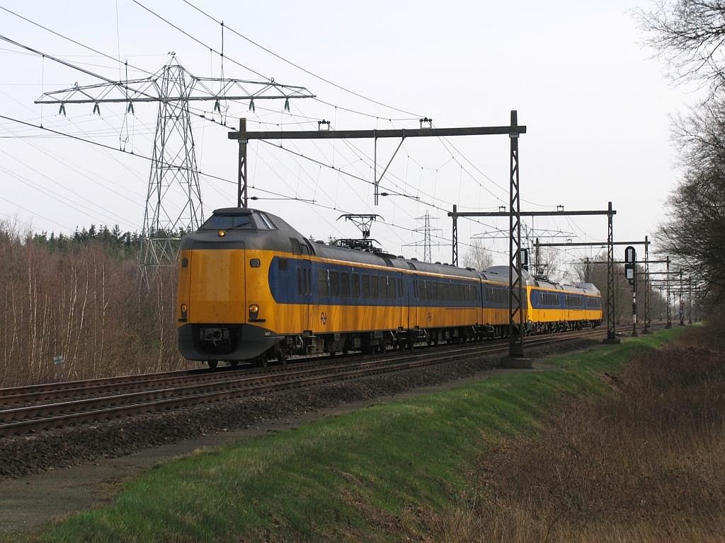 Koplopers 4071 und 4075 mit IC 534 Groningen-Den Haag 1252 bei Herfte am 2-4-2010.