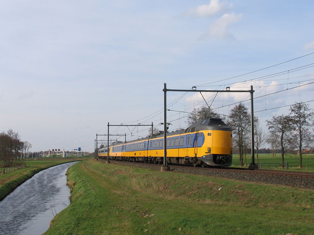 Koplopers 4072 und 4068 mit IC 558 Groningen-Den Haag bei Staphorst am 2-4-2010.