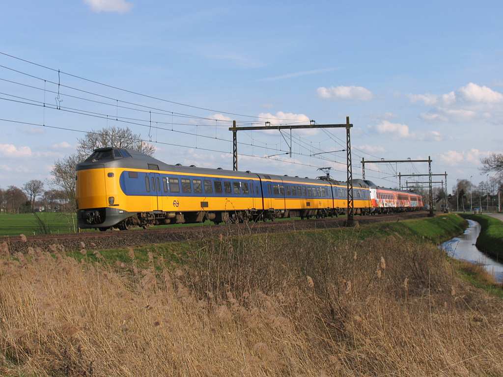 Koplopers 4076, 4241 (abweichende Lackierung) und 4051 mit IC 759 Schiphol-Groningen bei Staphorst am 2-4-2010. 