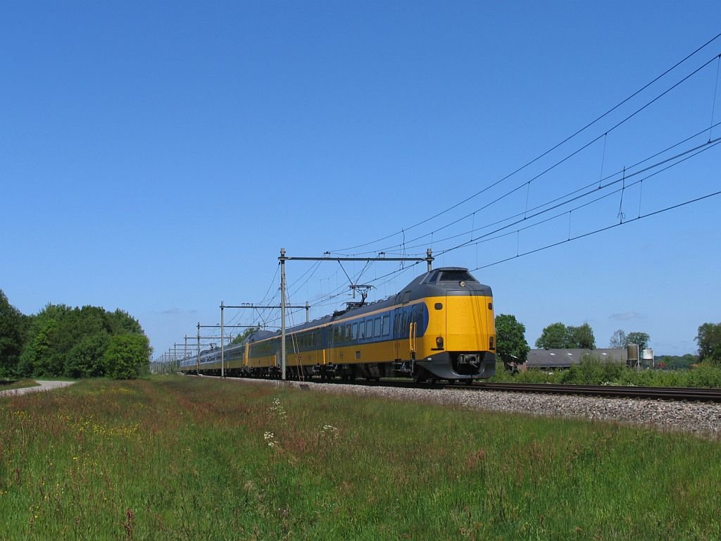 Koplopers 4081, 4225 und 4204 mit IC 550 Groningen-Den Haag CS bei Tynaarlo am 4-6-2010.