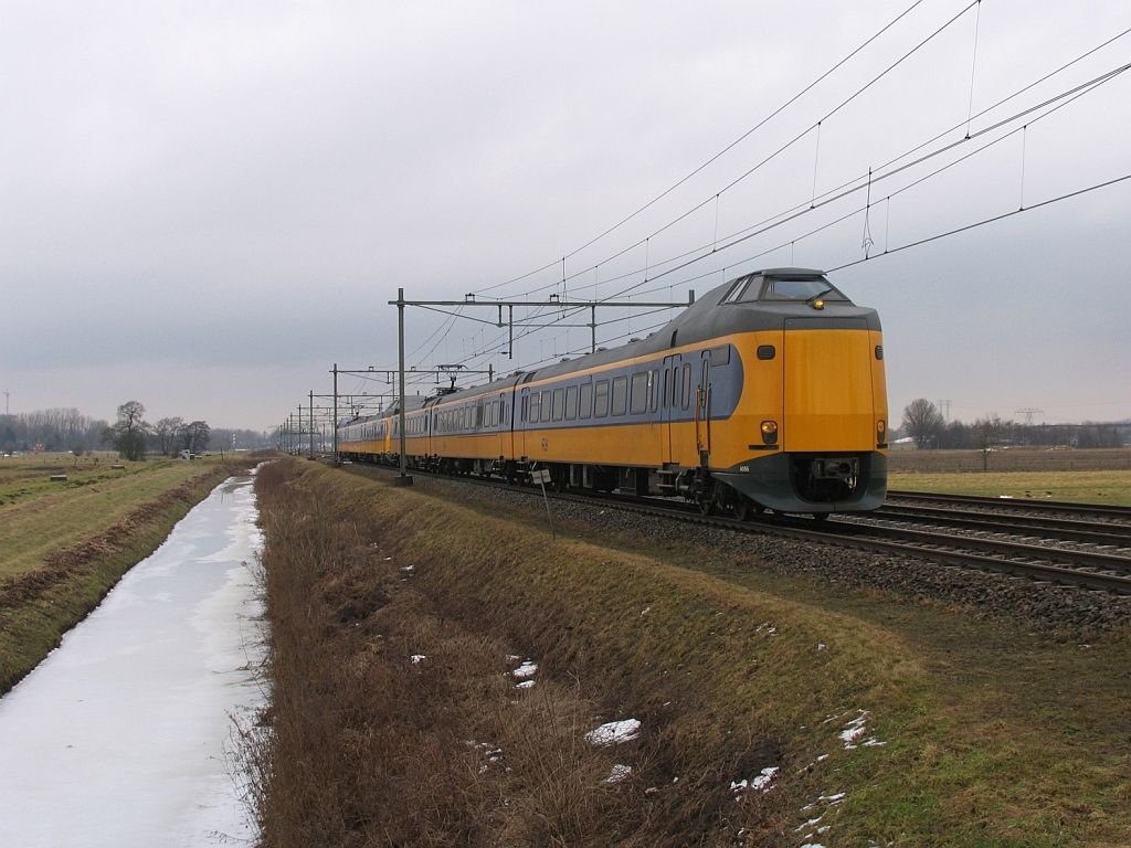 Koplopers 4086 und 4070 mit IC 538 Groningen CS-Den Haag CS bei Haren am 19-2-2010.