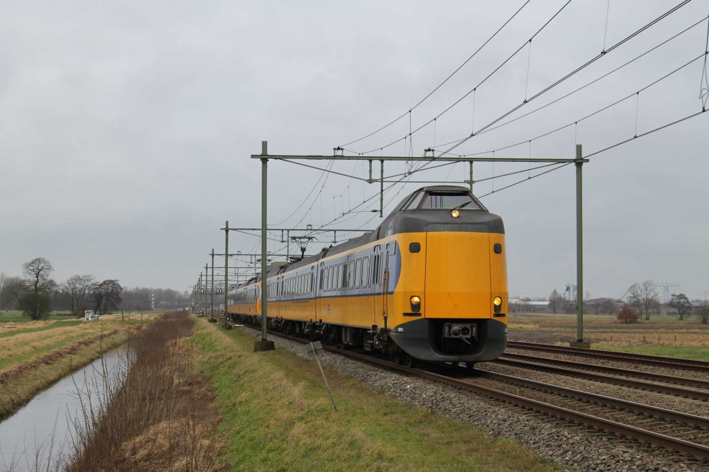 Koplopers 4093 und 4233 mit IC 746 Groningen-Den Haag CS bei Haren am 3-1-2013.