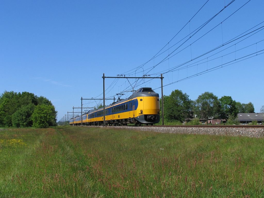 Koplopers 4096, 4089 und 4027 mit IC 558 Groningen-Den Haag CS bei Tynaarlo am 4-6-2010.