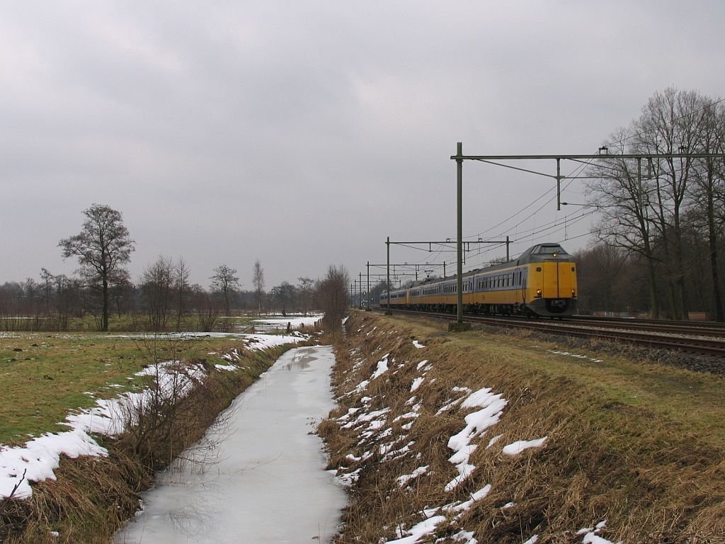 Koplopers 4214 und 4250 mit IC 537 Den Haag CS-Groningen CS bei Haren am 19-2-2010.
