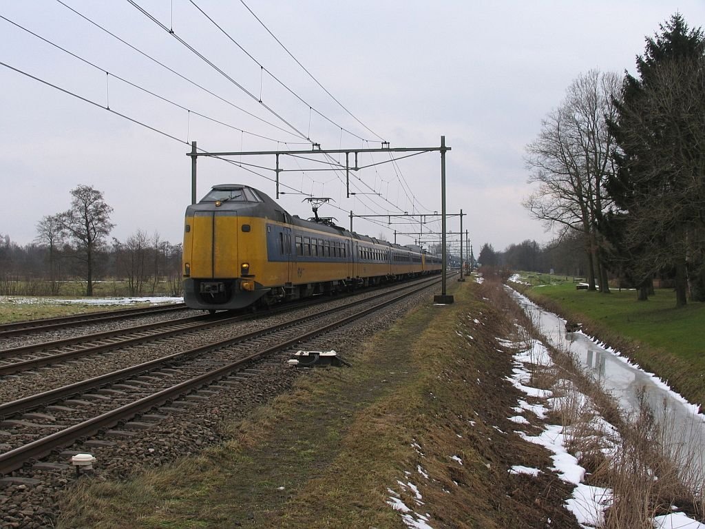 Koplopers 4223 und 4219 mit IC 731 Schiphol-Groningen CS bei Haren am 19-2-2010.