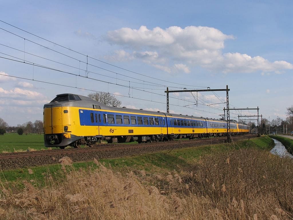 Koplopers 4226 und 4012 mit IC 12755 Rotterdam-Leeuwarden bei Staphorst am 2-4-2010.