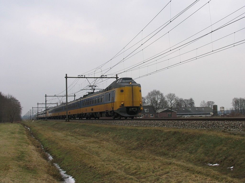 Koplopers 4227 und 4228 mit IC 752 Groningen CS-Schiphol bei Tynaarlo am 19-2-2010.
