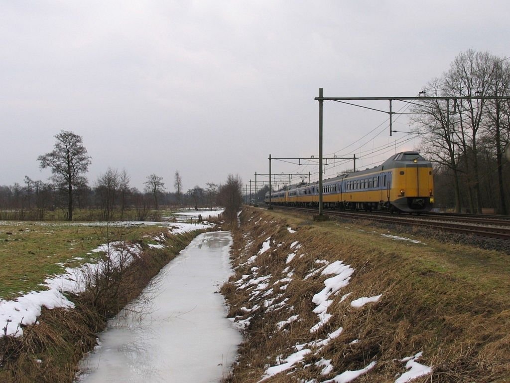 Koplopers 4232 und 4220 mit IC 533 Den Haag CS-Groningen CS bei Haren am 19-2-2010.