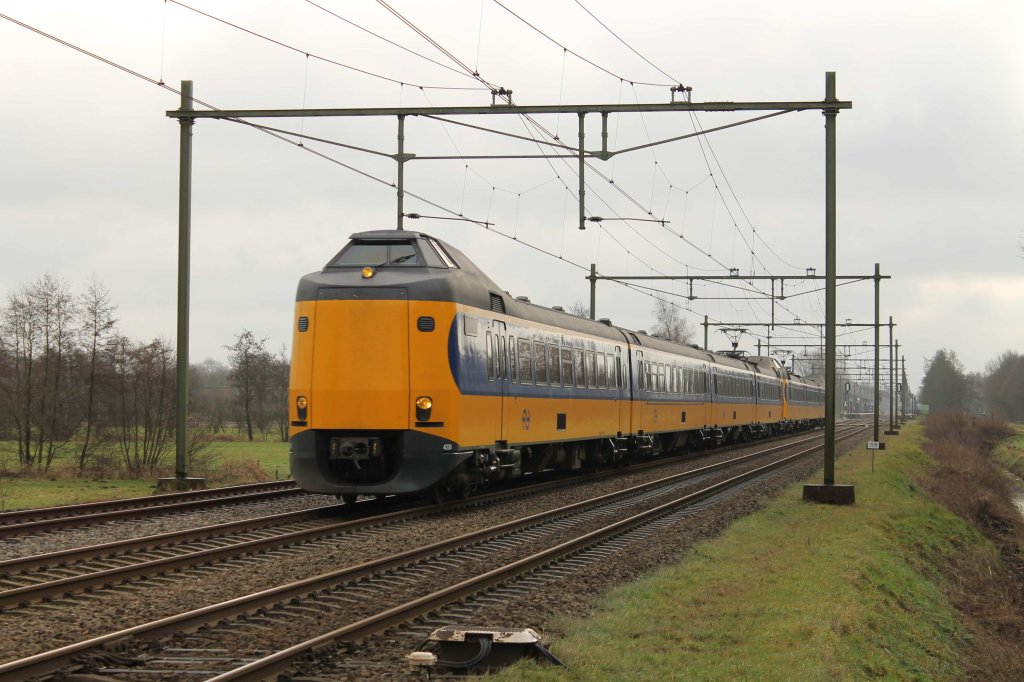 Koplopers 4233 und 4093 mit IC 733 Den Haag CS- Groningen bei Haren am 3-1-2013.