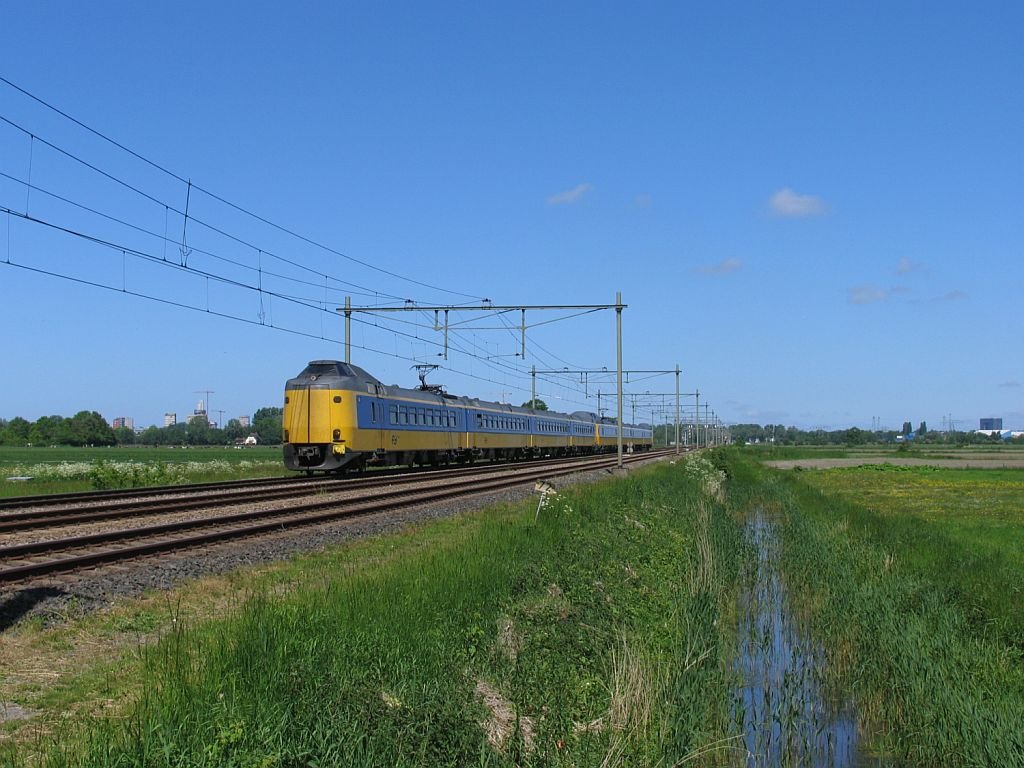 Koplopers 4235 und 4203 mit IC 744 Groningen-Schiphol bei Haren am 4-6-2010.