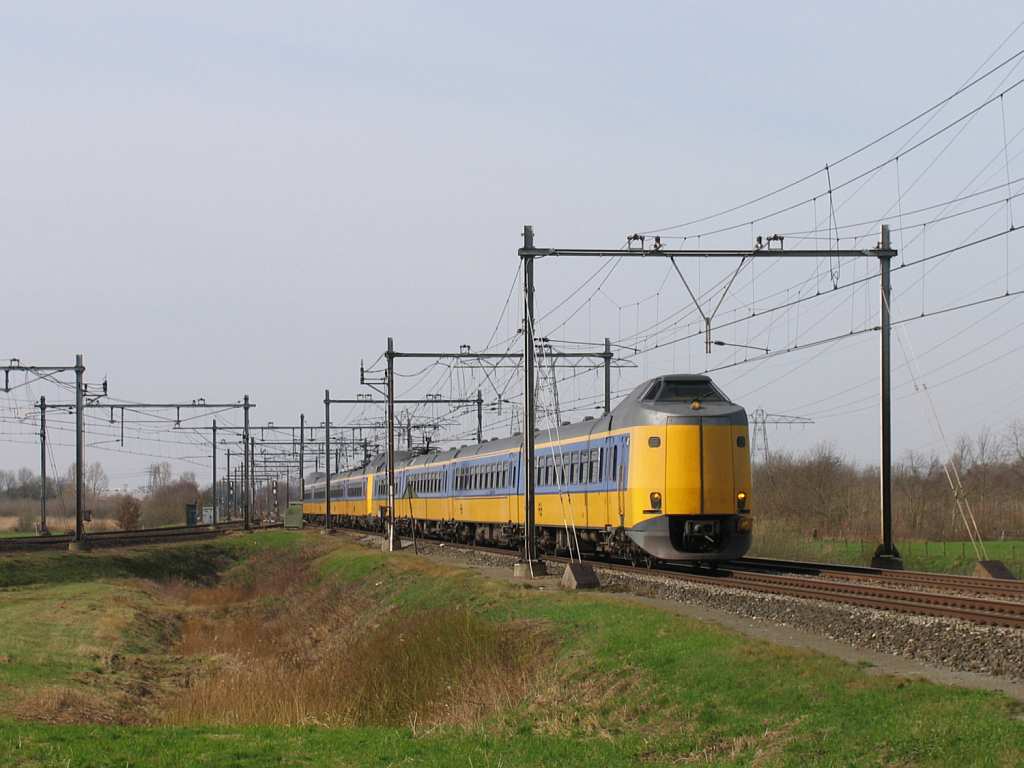 Koplopers 4237 und 4248 mit IC 731 Schiphol-Groningen bei Herfte am 2-4-2010. 