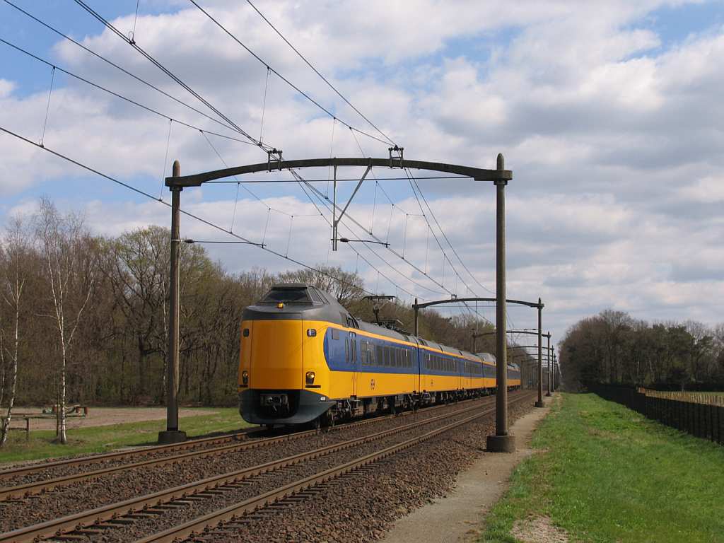 Koplopers 4239 und 4096 mit IC 1948 Venlo-Den Haag CS bei Vlierden am 8-4-2012.