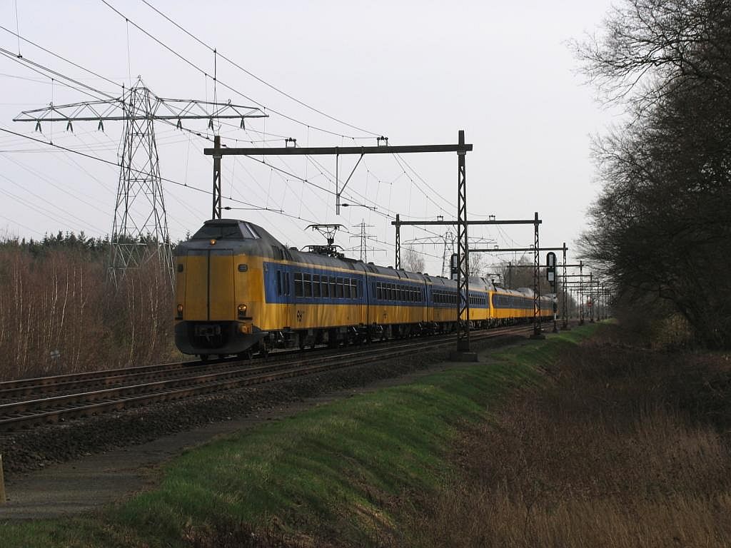 Koplopers 4240, 4024 und 4057 mit IC 732 Groningen-Schiphol bei Herfte am 2-4-2010.
