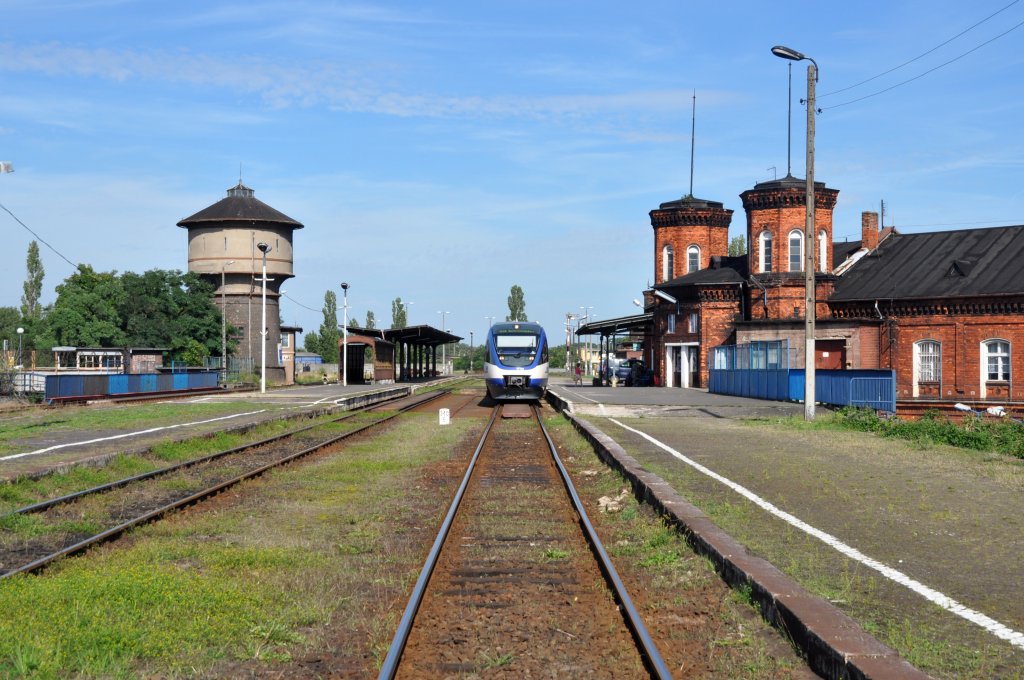 KOSTRZYN nad Odrą (Woiwodschaft Lebus), 21.08.2010, Blick auf den oberen Teil des Turmbahnhofs -- fotografiert in einer Zeit, als es noch allgemein zugängliche Übergänge zwischen den Bahnsteigen gab