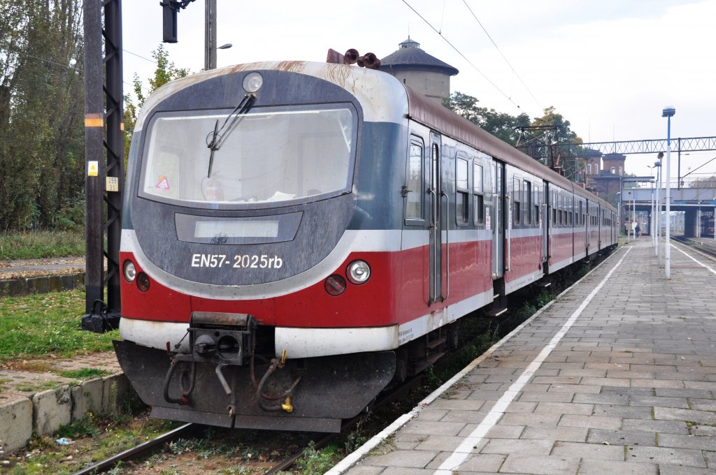 KOSTRZYN nad Odrą (Woiwodschaft Lebus), 09.10.2010, EN57-2025rb fährt in einer guten Stunde als Zug Nr. 88527 nach Szczecin Głowny; noch ist er allerdings nicht abfahrbereit