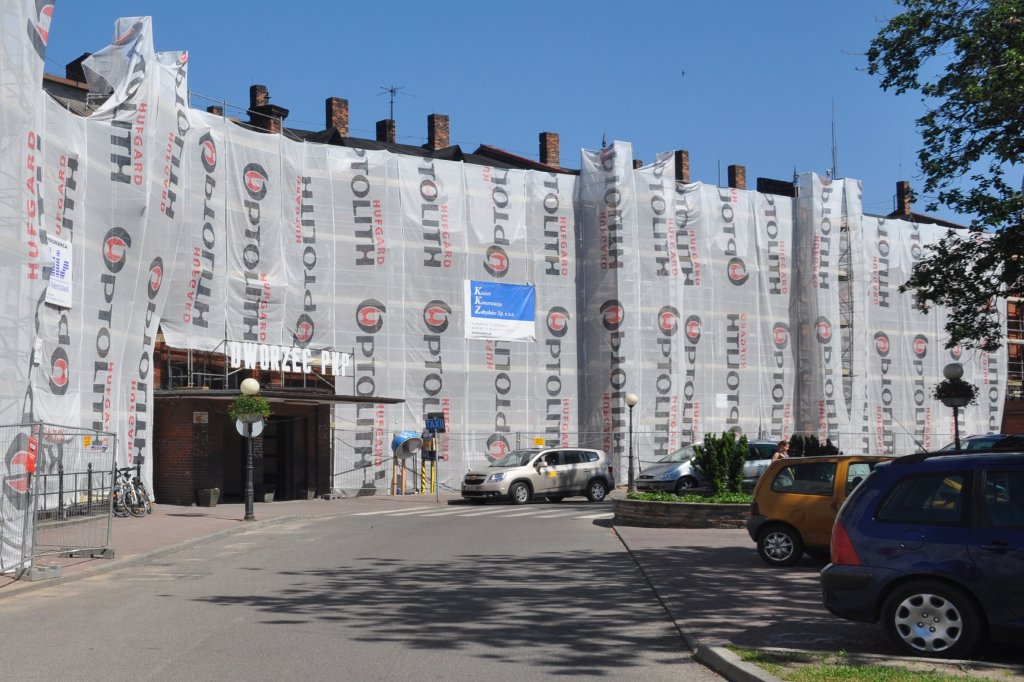 KOSTRZYN nad Odrą (Woiwodschaft Lebus), 25.05.2012, hier ist nicht Christo am Werk, sondern das Bahnhofsgebäude wird restauriert