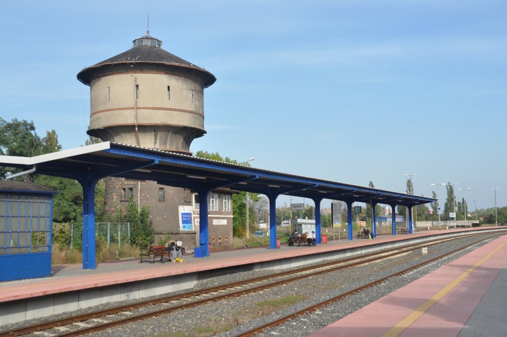 KOSTRZYN nad Odrą (Woiwodschaft Lebus), 12.10.2012, der fertiggestellte obere Bahnhofsteil (am Bahnhofsgebäude und am unteren Bahnhofsteil wird noch gebaut)