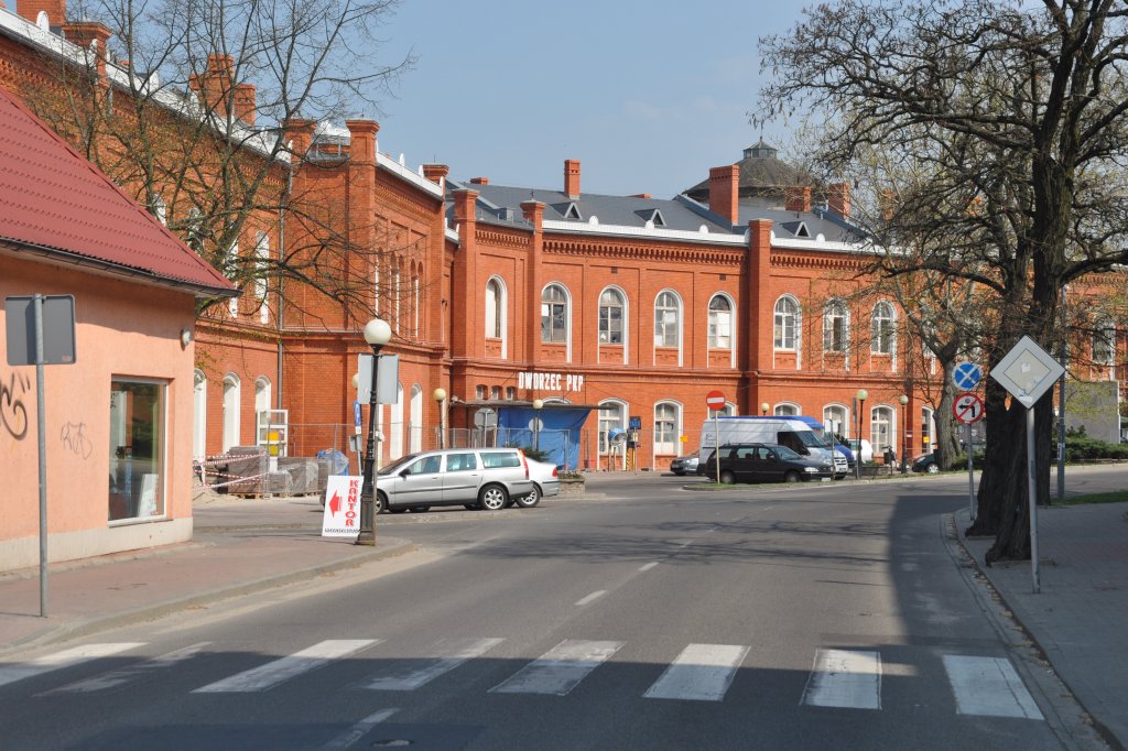 KOSTRZYN nad Odrą (Woiwodschaft Lebus), 26.04.2013, Blick auf das restaurierte Bahnhofsgebäude