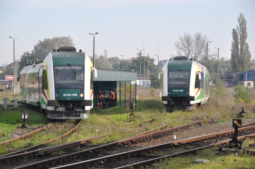 KOSTRZYN nad Odrą (Woiwodschaft Lebus/Kreis Gorzów), 09.10.2010, abgestellte Triebzüge SA133-006 und SA133-008 im Bahnhof Kostrzyn