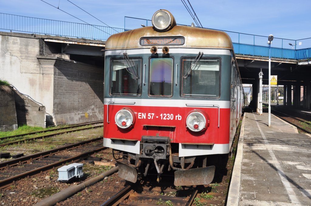 KOSTRZYN nad Odrą (Woiwodschaft Lebus/Kreis Gorzów), 09.10.2010, EN57-1230rb nach Szczecin Głowny im Bahnhof Kostrzyn