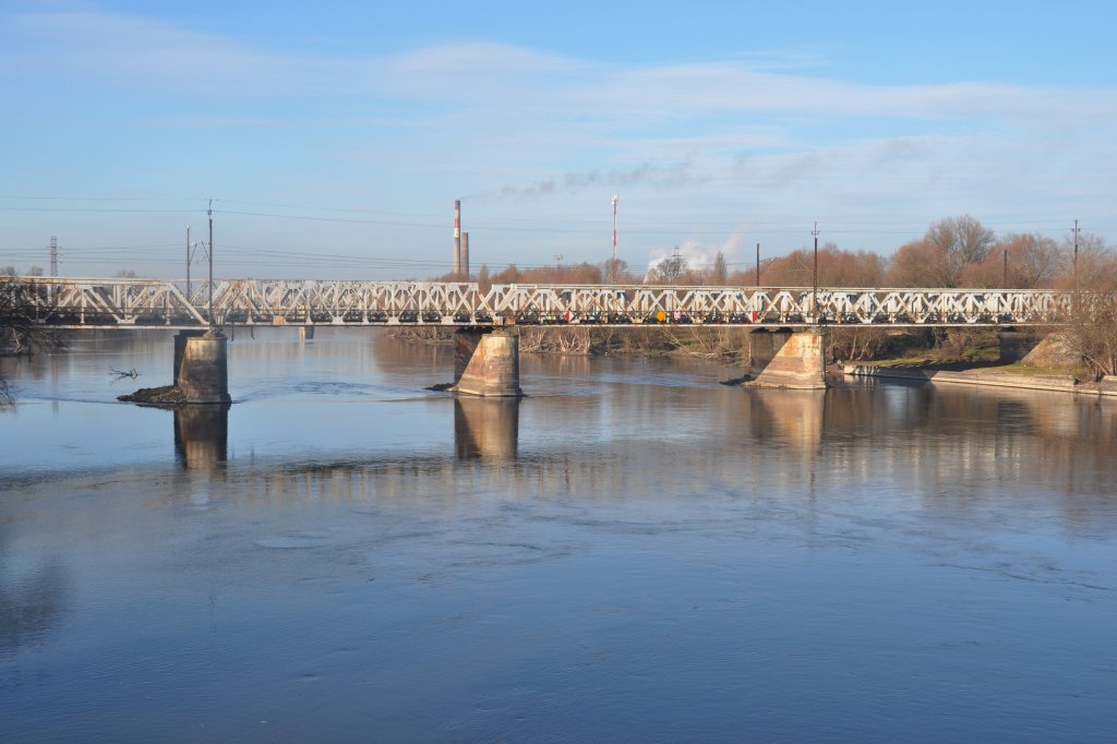 KOSTRZYN nad Odrą (Woiwodschaft Lebus/Kreis Gorzów), 25.11.2011, Eisenbahnbrücke über die Warthe