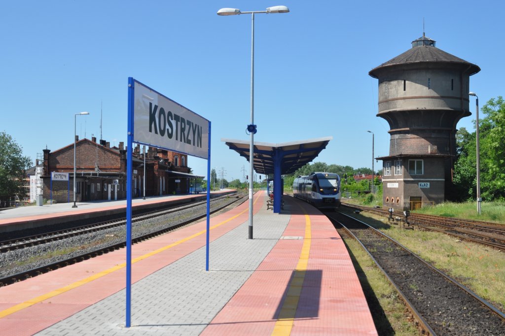 KOSTRZYN nad Odrą (Woiwodschaft Lebus/Kreis Gorzów), 25.05.2012, der Bahnhof erstrahlt in neuem Glanz; rechts im Hintergrund VT 734 als NE26 nach Berlin-Lichtenberg