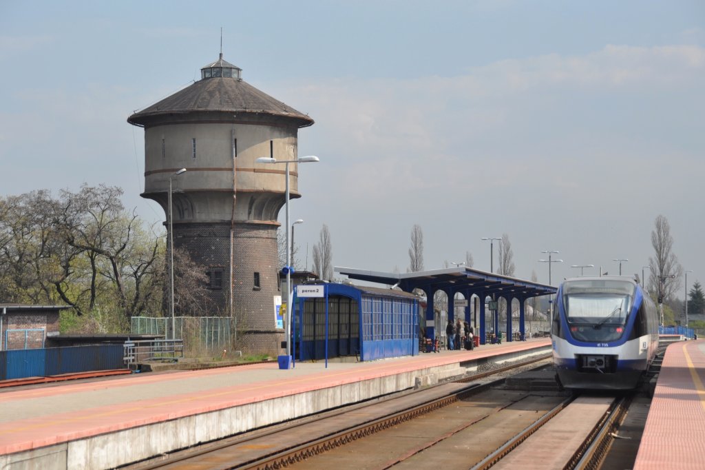 KOSTRZYN nad Odrą (Woiwodschaft Lebus/Kreis Gorzów), 26.04.2013, Blick auf die neugestalteten Bahnsteige, rechts ein Zug der Niederbarnimer Eisenbahn (NEB) nach Berlin-Lichtenberg