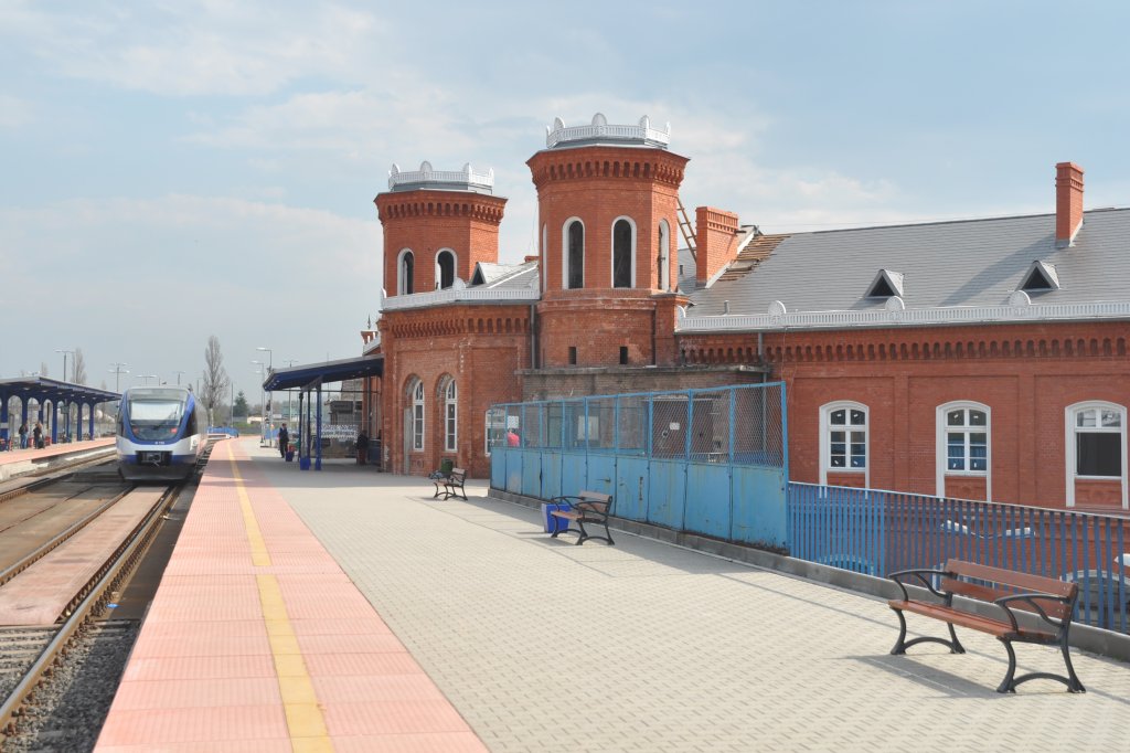 KOSTRZYN nad Odrą (Woiwodschaft Lebus/Kreis Gorzów), 26.04.2013, Blick auf die neugestalteten Bahnsteige und das in der Sanierung befindliche Bahnhofsgebäude, links ein Zug der Niederbarnimer Eisenbahn (NEB) nach Berlin-Lichtenberg