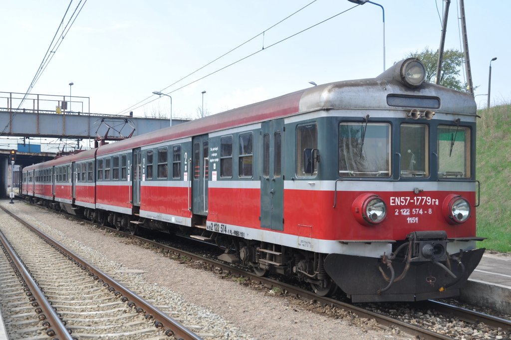 KOSTRZYN nad Odrą (Woiwodschaft Lebus/Kreis Gorzów), 26.04.2013, EN57-1779ra wartet auf den nächsten Einsatz