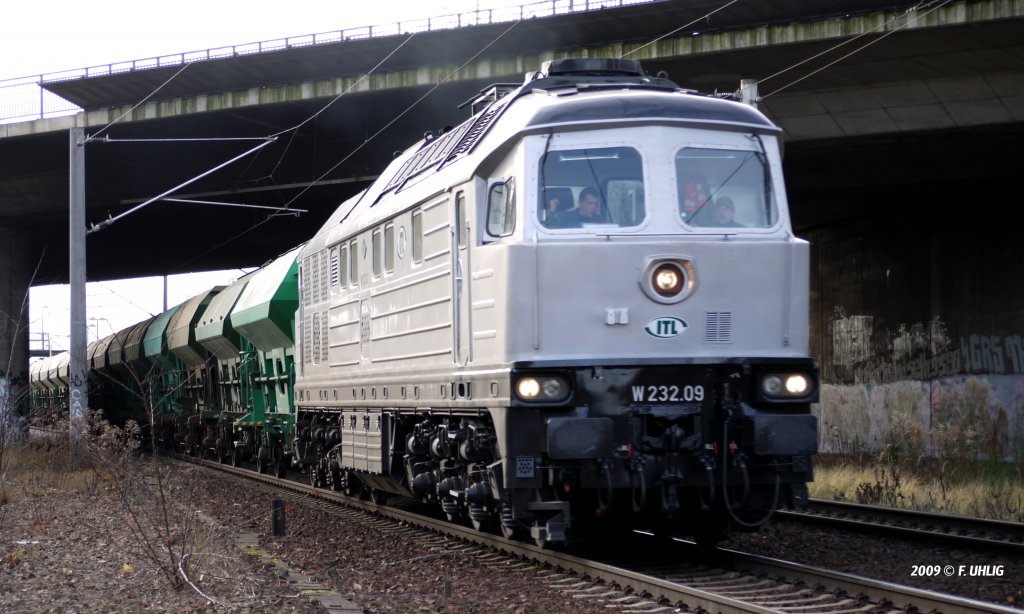 Kraftvoller Aufstieg - ITL BR232 mit Fcs-Wagen-Ganzzug am Berg zwischen DD-Industriegel�nde und DD-Klotzsche (24.11.2009) 