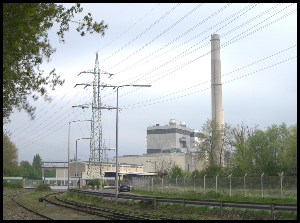 Kraftwerk  Lausward  in Dsseldorf mit frher genutzem Anschlussgleis (links) und weiterfhrenden Gleisen zu Hafenbetrieben (rechts).