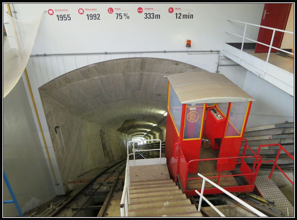 Kraftwerksanlage der Romonde Energie in Les Clees. Hier ist der Personalwagen zu sehen der die gleiche Strecke in 2 Minuten zurcklegt. (18.12.2012)