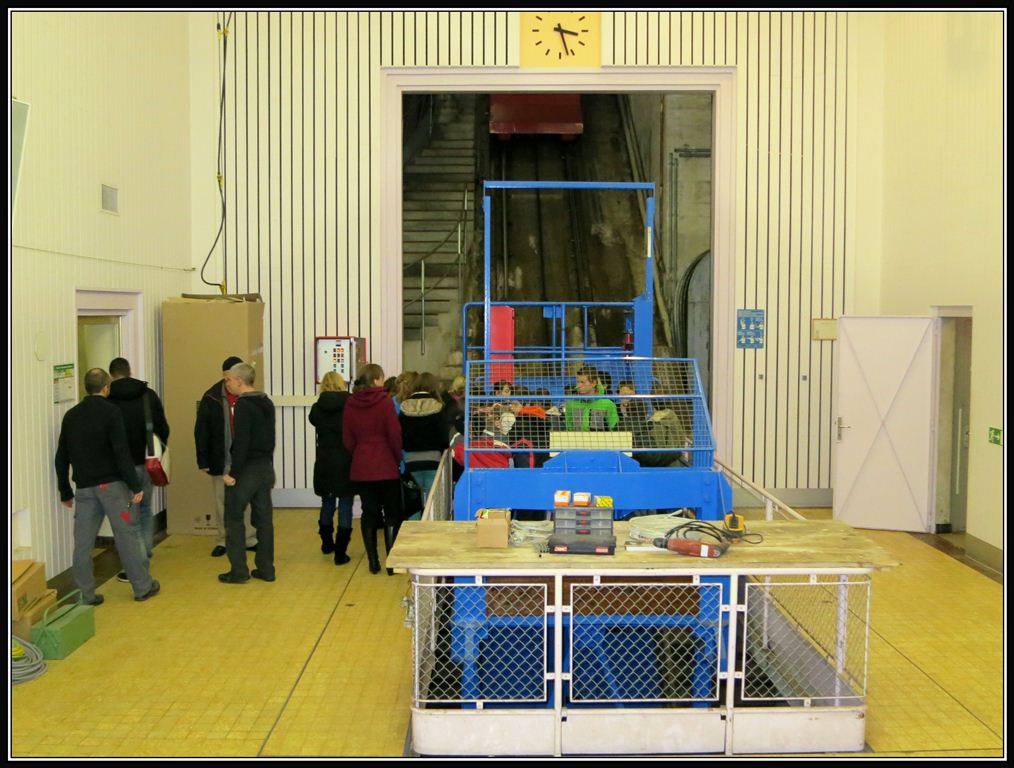 Kraftwerkzentrale der Romonde Energie. Das untere Ende der Standseilbahn endet hinter einem grossen Tor in der unterirdischen Turbinenhalle. (18.12.2012)