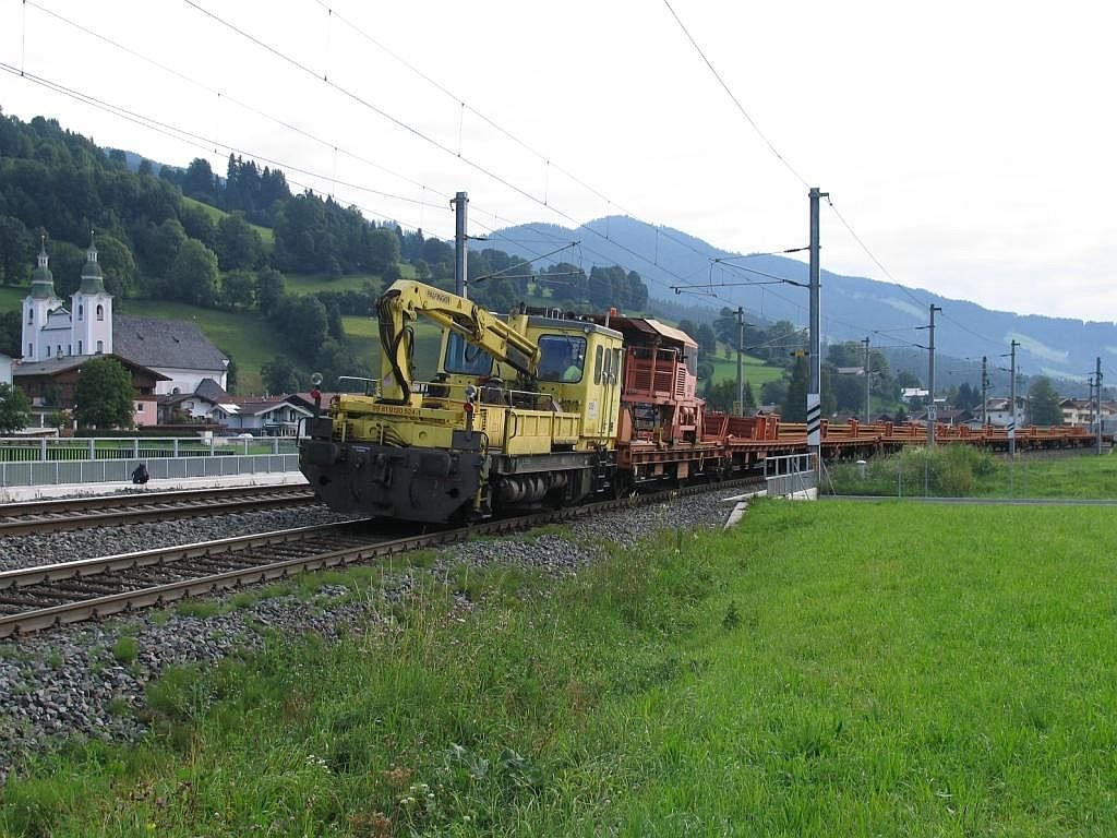 Kranfahrzeug 99 81 9120 524-1 mit eine Bauzug bei Brixen im Thale am 26-8-2008.
